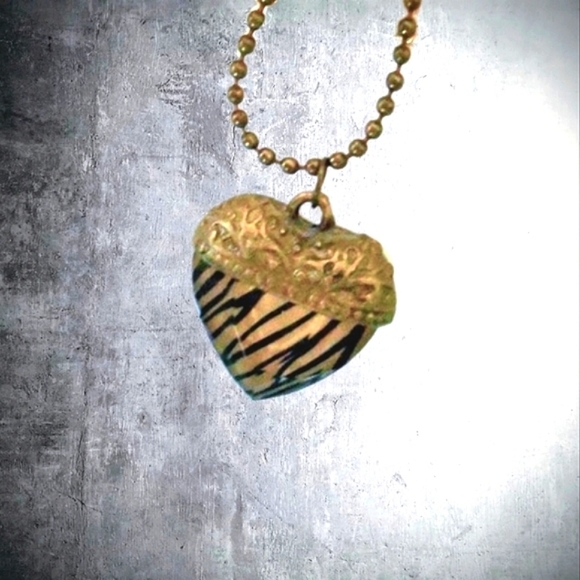 Lot of 2: Revlon Hair Band & Animal Print Heart Pendant - Picture 3 of 11